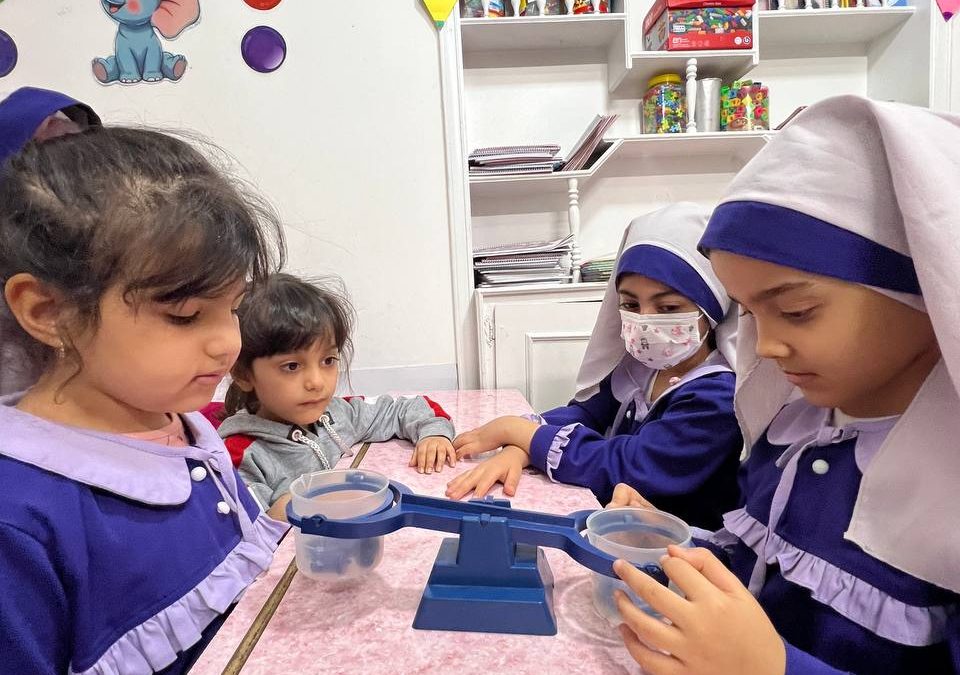 ازمایش سبک و سنگین در پیش دبستانی با سرکار خانم مزروعی