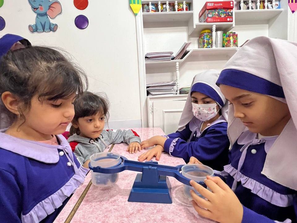 ازمایش سبک و سنگین در پیش دبستانی با سرکار خانم مزروعی